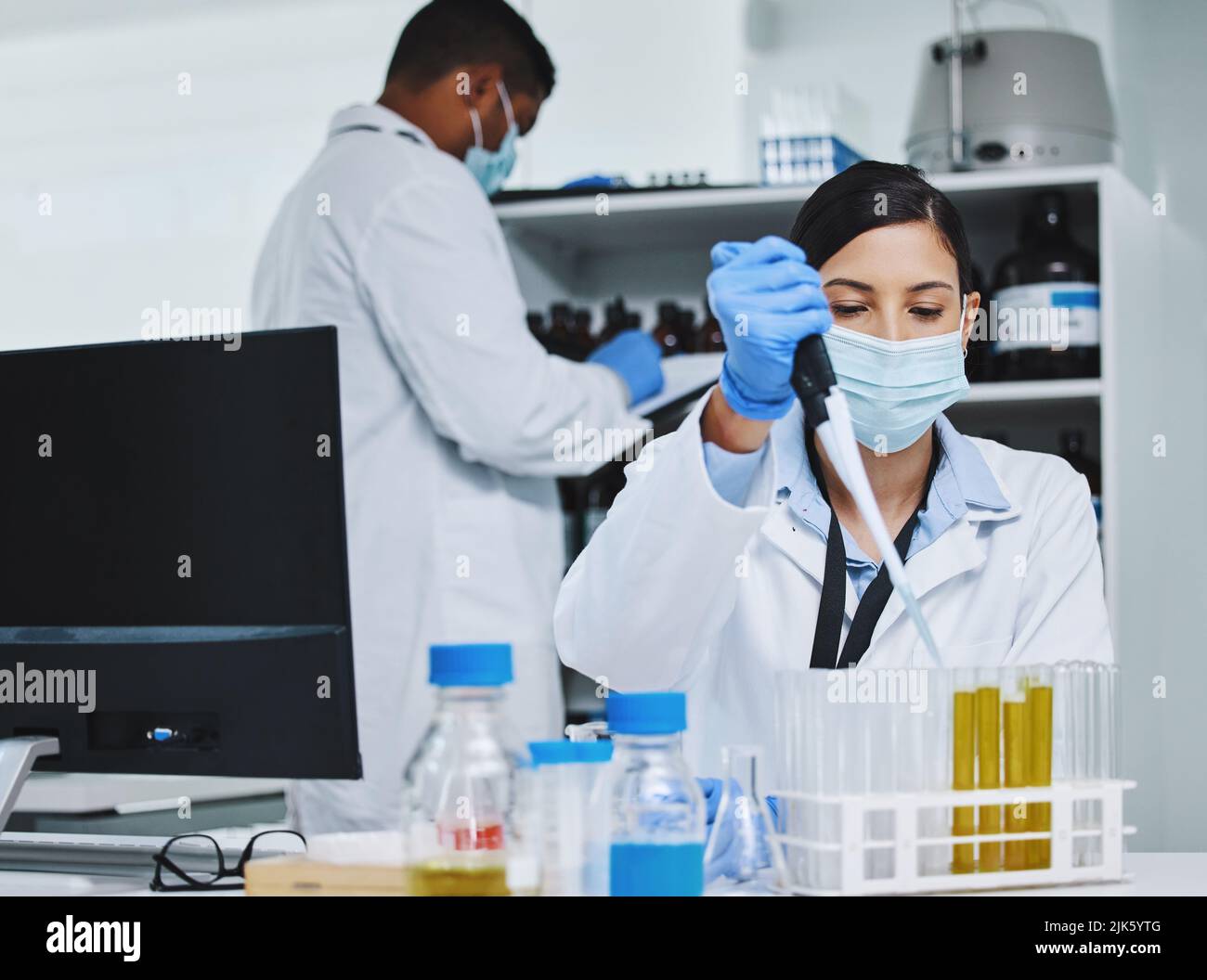 Due giovani ricercatori che lavorano in un laboratorio. Foto Stock