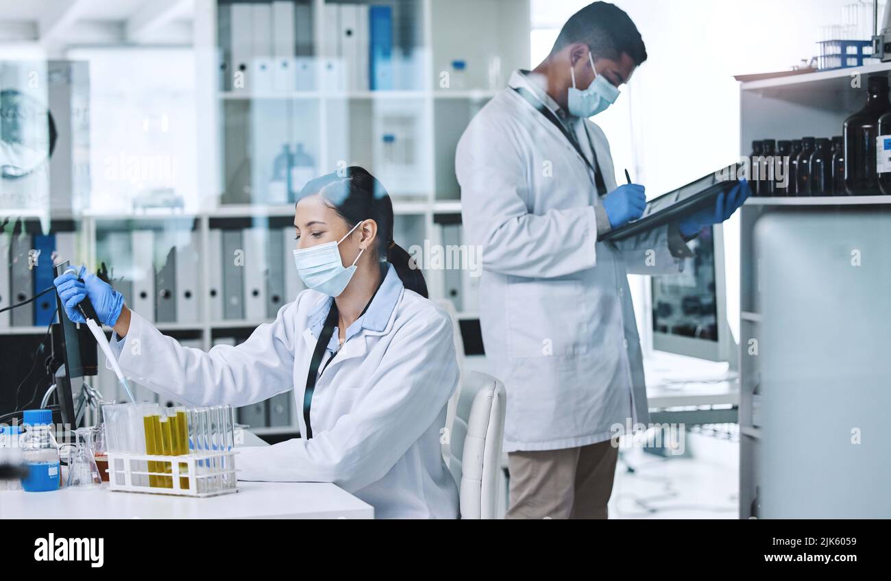 Theres qualcosa di nuovo da imparare ogni giorno. Due giovani ricercatori che lavorano in un laboratorio. Foto Stock