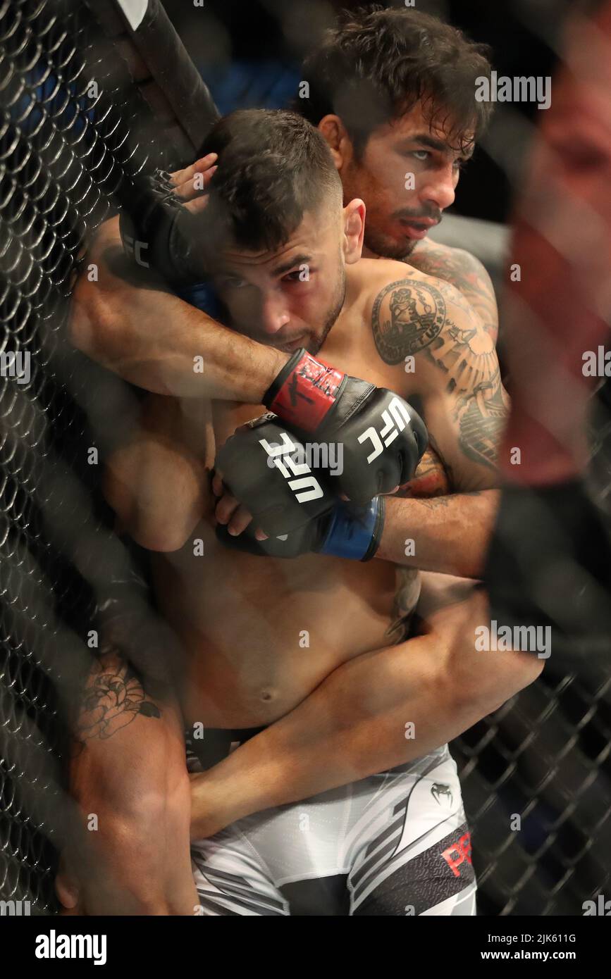 Dallas, Texas, Dallas, Texas, Stati Uniti. 30th luglio 2022. DALLAS, TX - LUGLIO 30: (R-L) Alexandre Pantoja controlla il corpo di Alex Perez nel loro Bout Flyweight durante l'evento UFC 277 presso l'American Airlines Center il 30 luglio 2022, a Dallas, Texas, Stati Uniti. (Credit Image: © Alejandro Salazar/PX Imagens via ZUMA Press Wire) Foto Stock