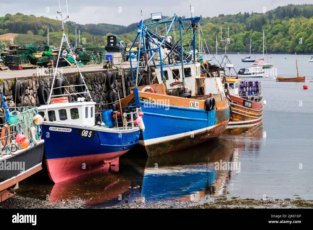 Imbarcazioni da pesca tradizionali ormeggiate nel molo portuale di Tobermory, Isola di Mull, Argyll e Bute, Ebridi interne, Isole occidentali, Scozia, Regno Unito, Gran Bretagna Foto Stock