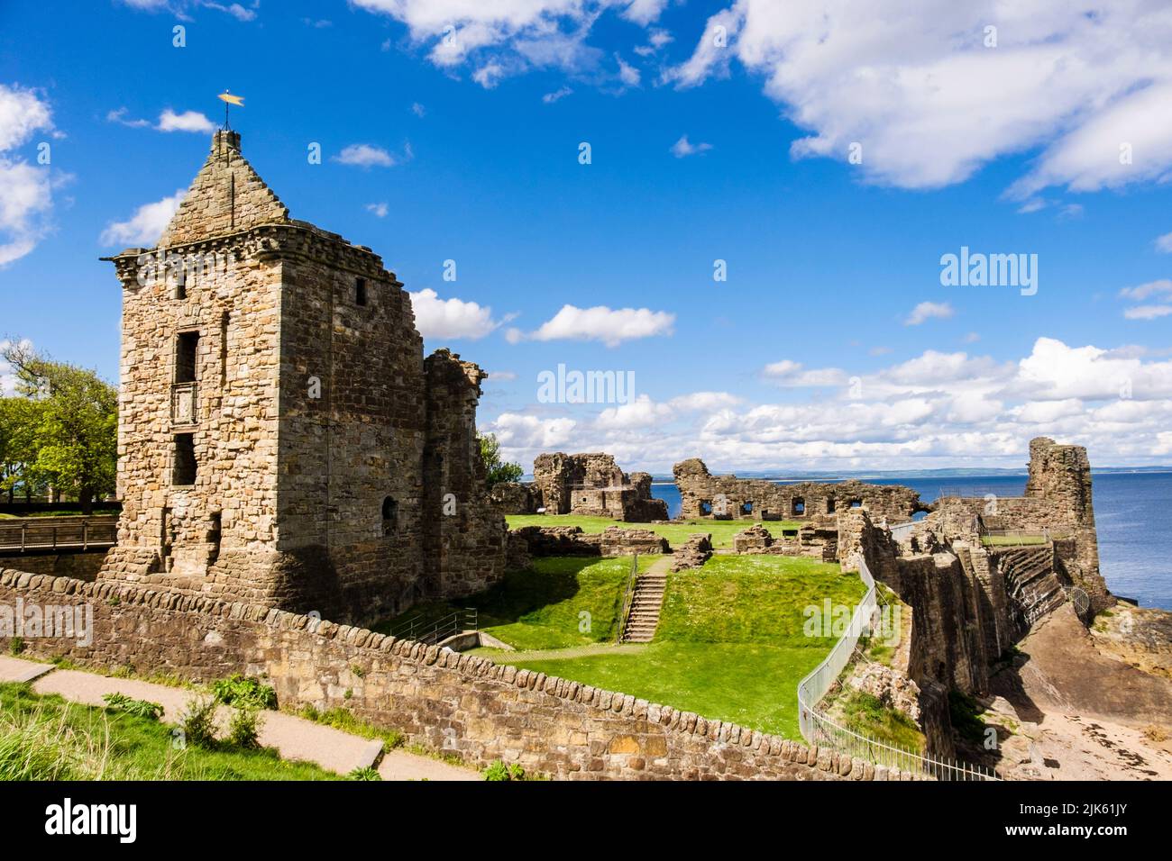 St Andrews le rovine del castello di motivi e sulla costa del Mare del Nord. Royal Burgh di St Andrews Fife, Scozia, Regno Unito, Gran Bretagna Foto Stock