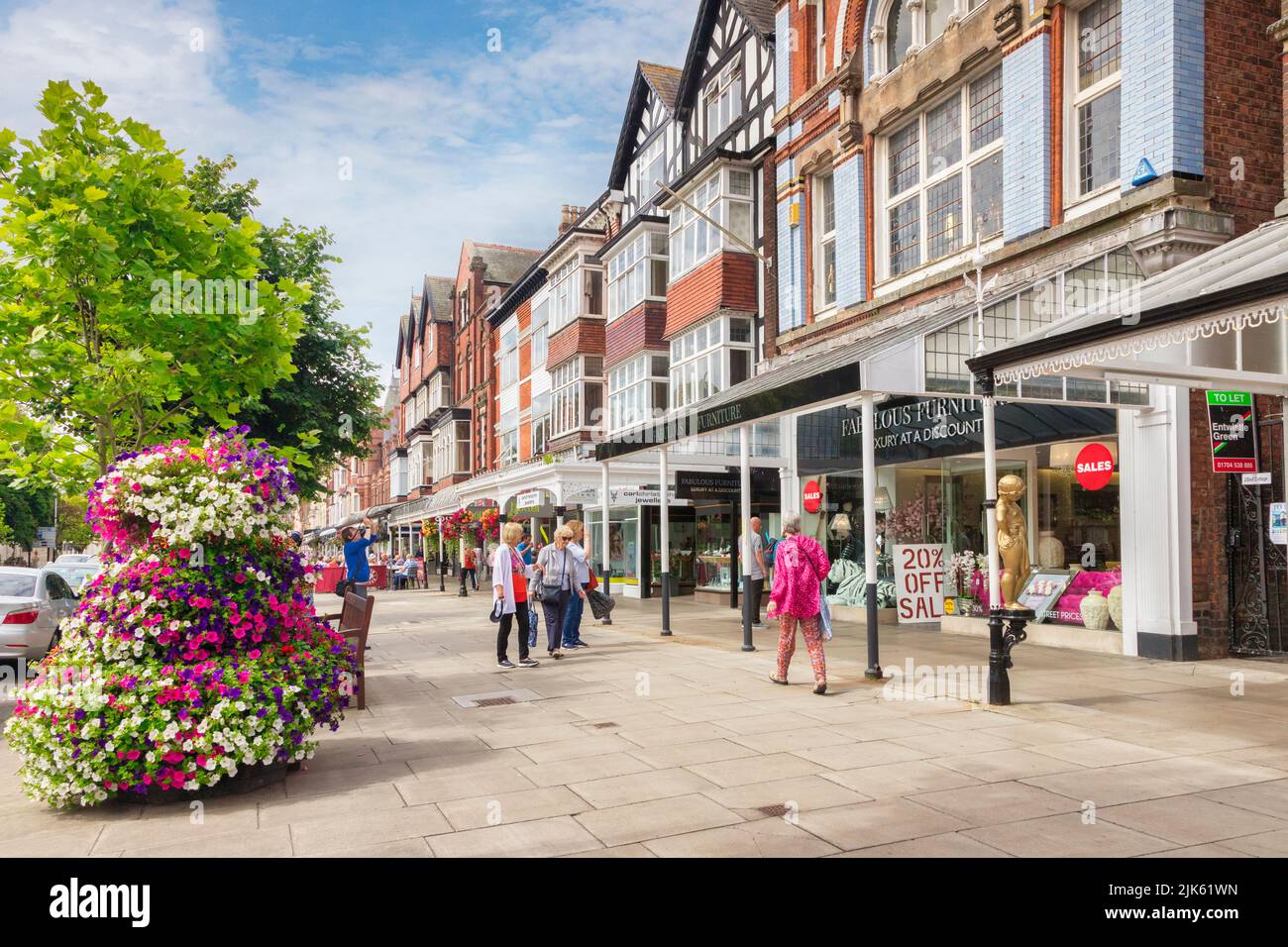 14 luglio 2019: Southport, Merseyside, UK - Donne che acquistano in Lord Street, la strada principale dello shopping della città. Foto Stock