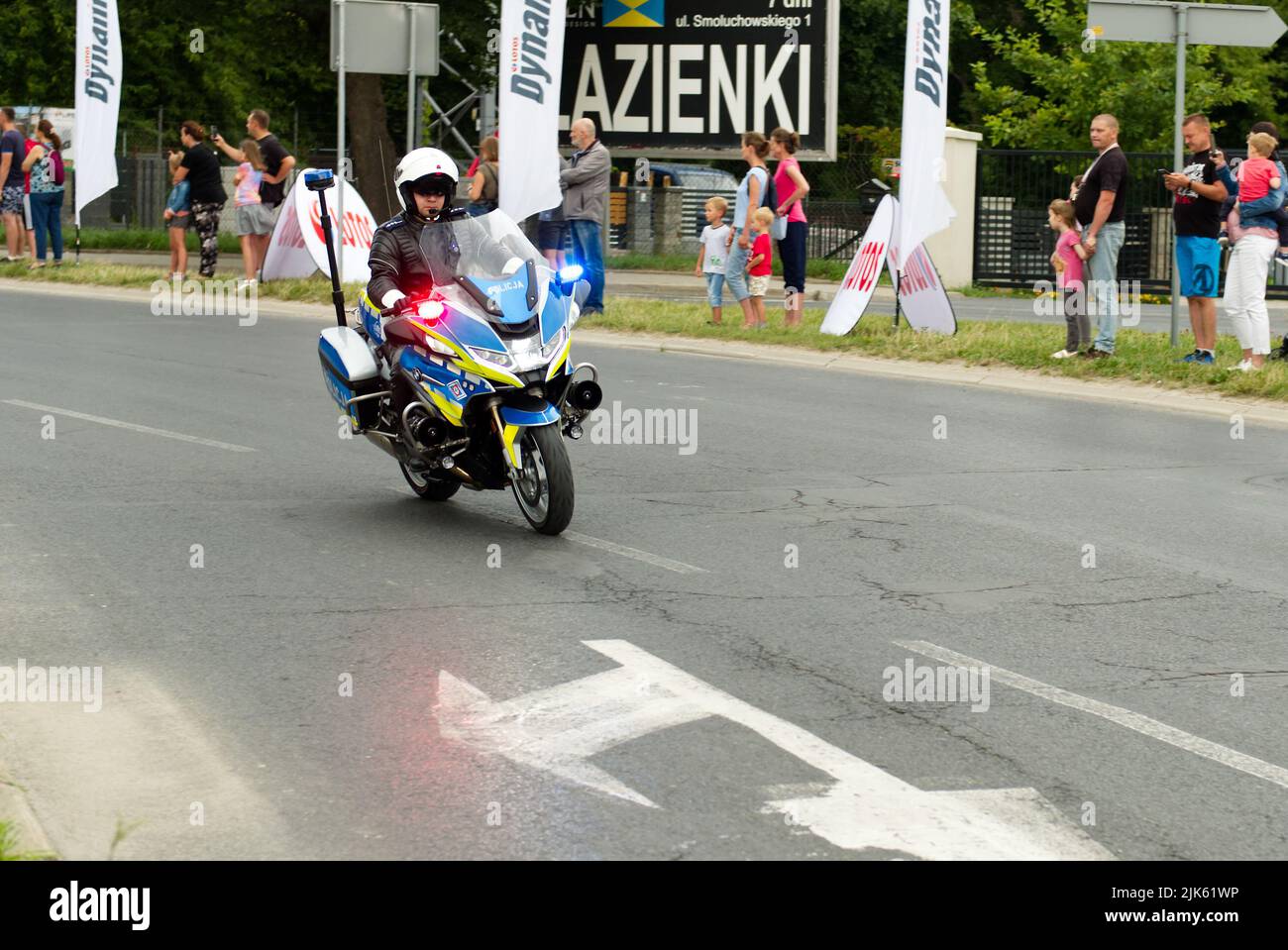 Lublino, Polonia. 30 luglio 2022. Poliziotto polacco in moto con sirena sulle scorte Tour de Poulogne peloton Foto Stock