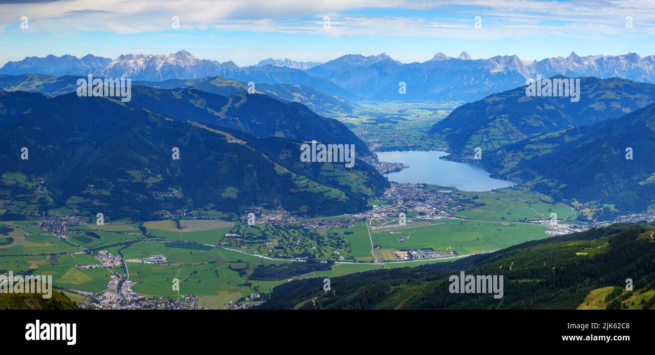 Vista dalla cima di Imbachhorn sulla valle di Unterpinzgau. Lago Zell (Zeller See), Zell am See. Kitzbühel Alpi. Austria. Europa. Foto Stock