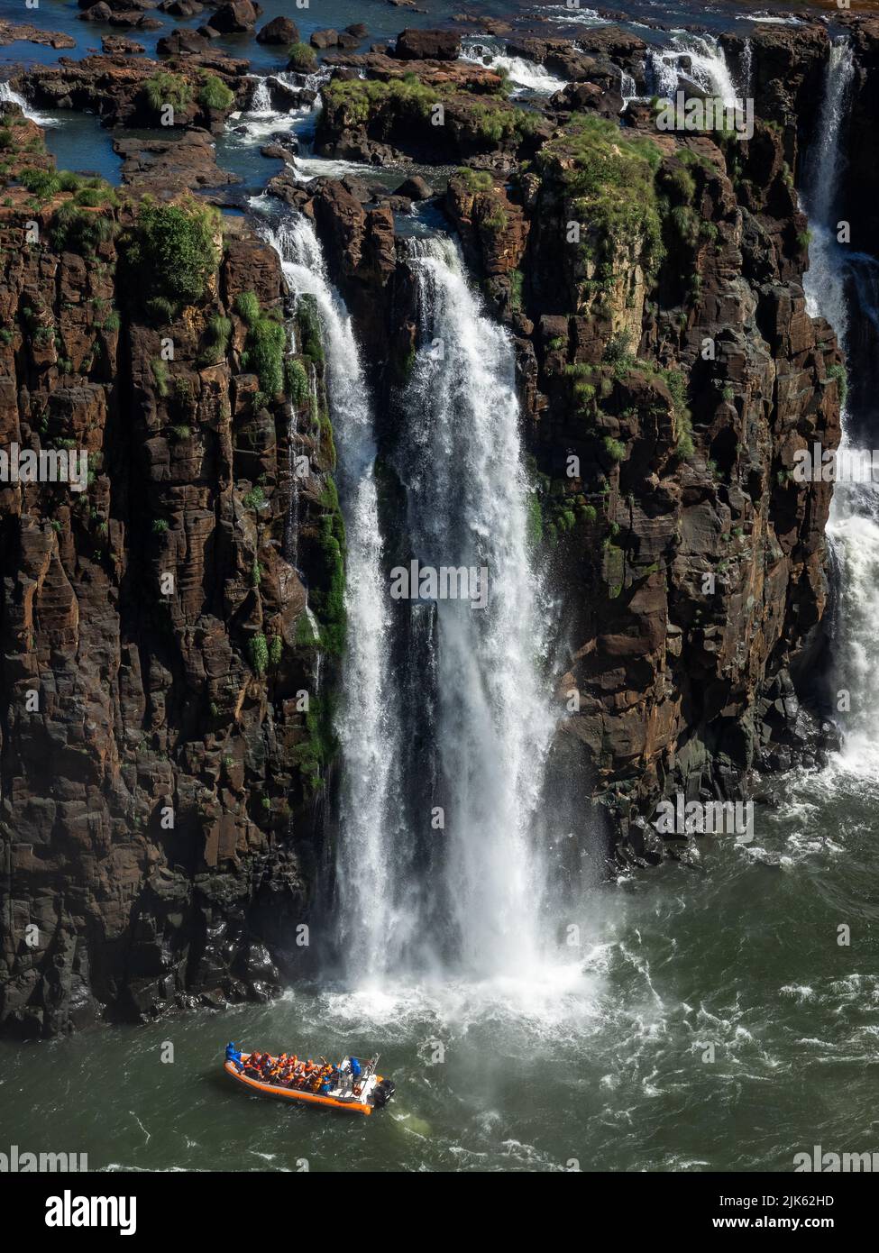 Barca turistica che esplora le cascate di Iguazu al confine tra Argentina e Brasile. Foto Stock