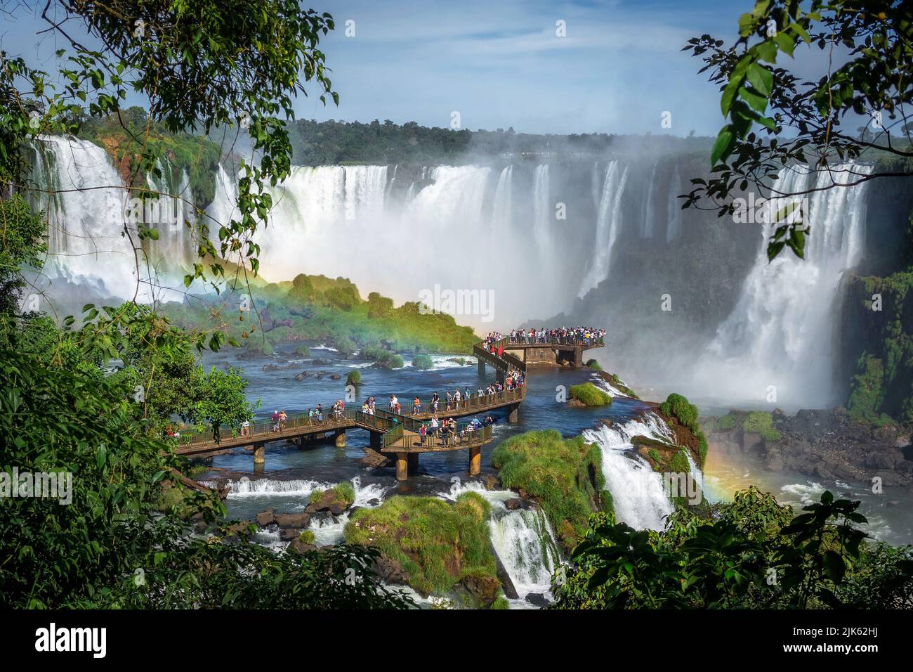 I turisti esplorano le Cascate di Iguazu al confine tra Brasile e Argentina. Foto Stock