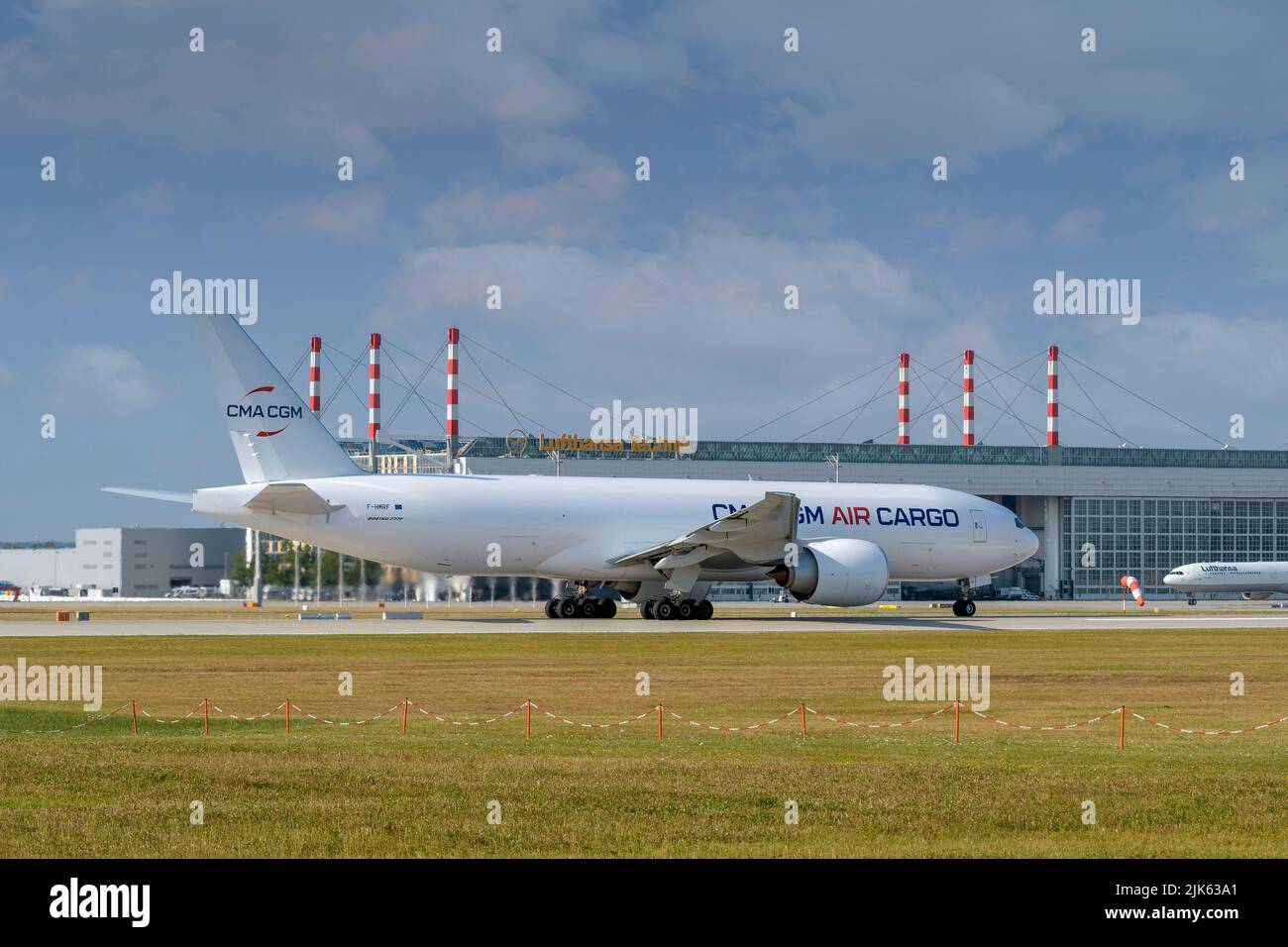 Monaco di Baviera, Germania - Luglio 24. 2022 : CMA CGM Air Cargo Boeing 777-F con l'immatricolazione del velivolo F-HMRF inizia sulla pista meridionale 08R della M Foto Stock
