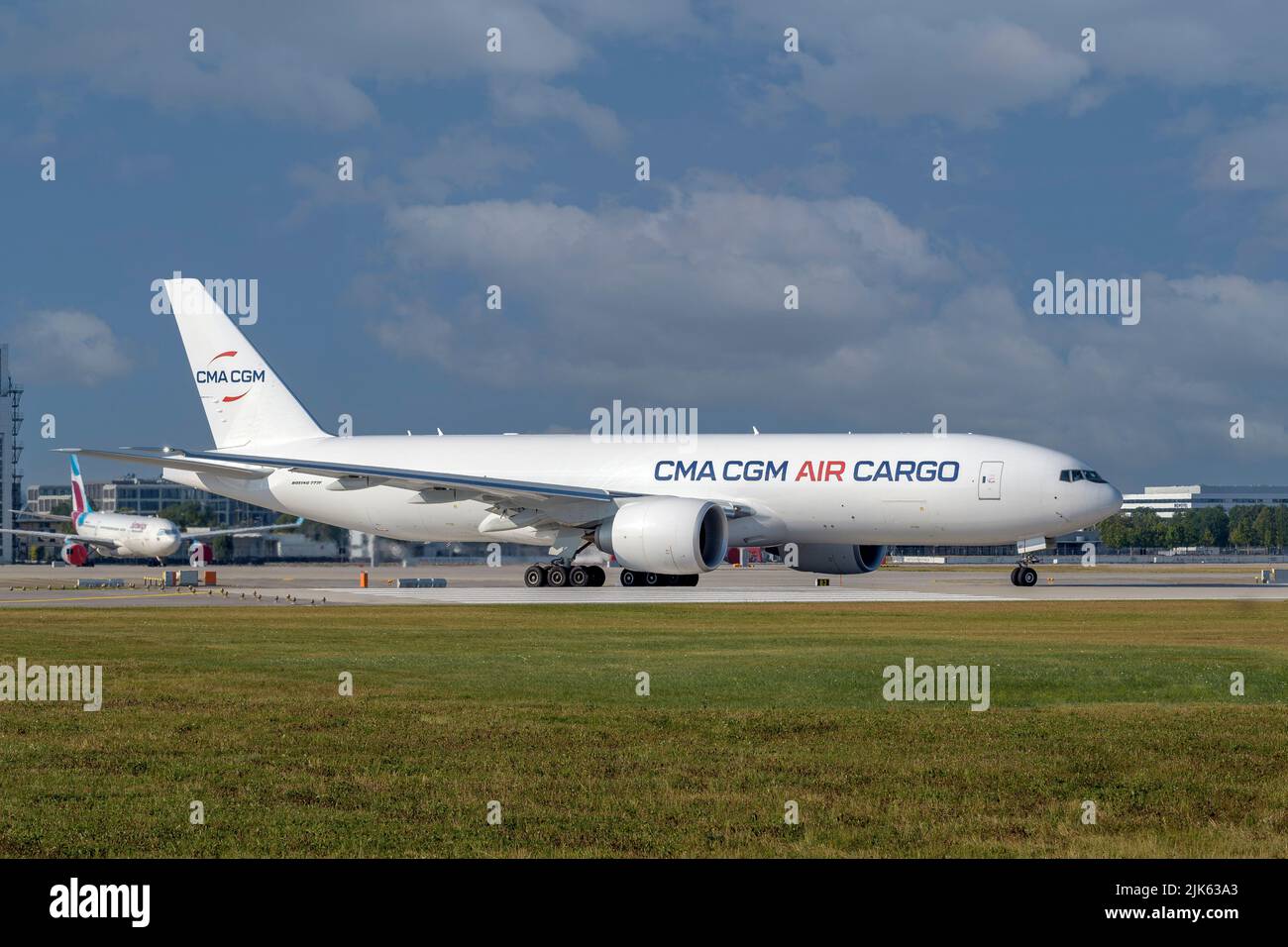 Monaco di Baviera, Germania - Luglio 24. 2022 : CMA CGM Air Cargo Boeing 777-F con la registrazione dell'aeromobile F-HMRF sta tassando per il decollo sulla pista sud Foto Stock