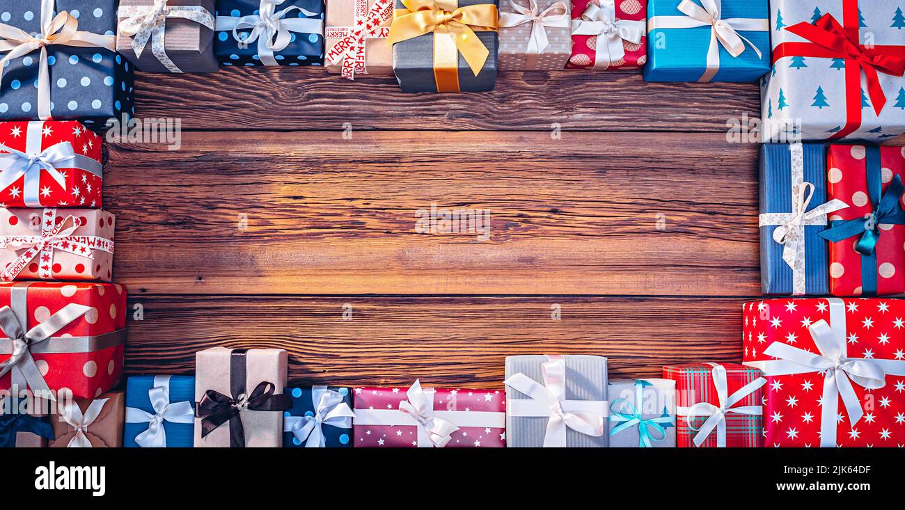 La cornice è fatta di regali sul legno di fienile. Sfondo texture di Natale Foto Stock