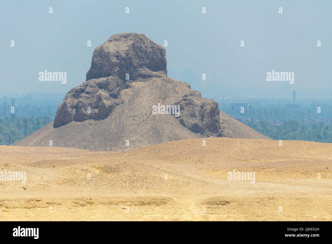 Una vista della piramide nera in rovina a Dahshur, Egitto Foto Stock