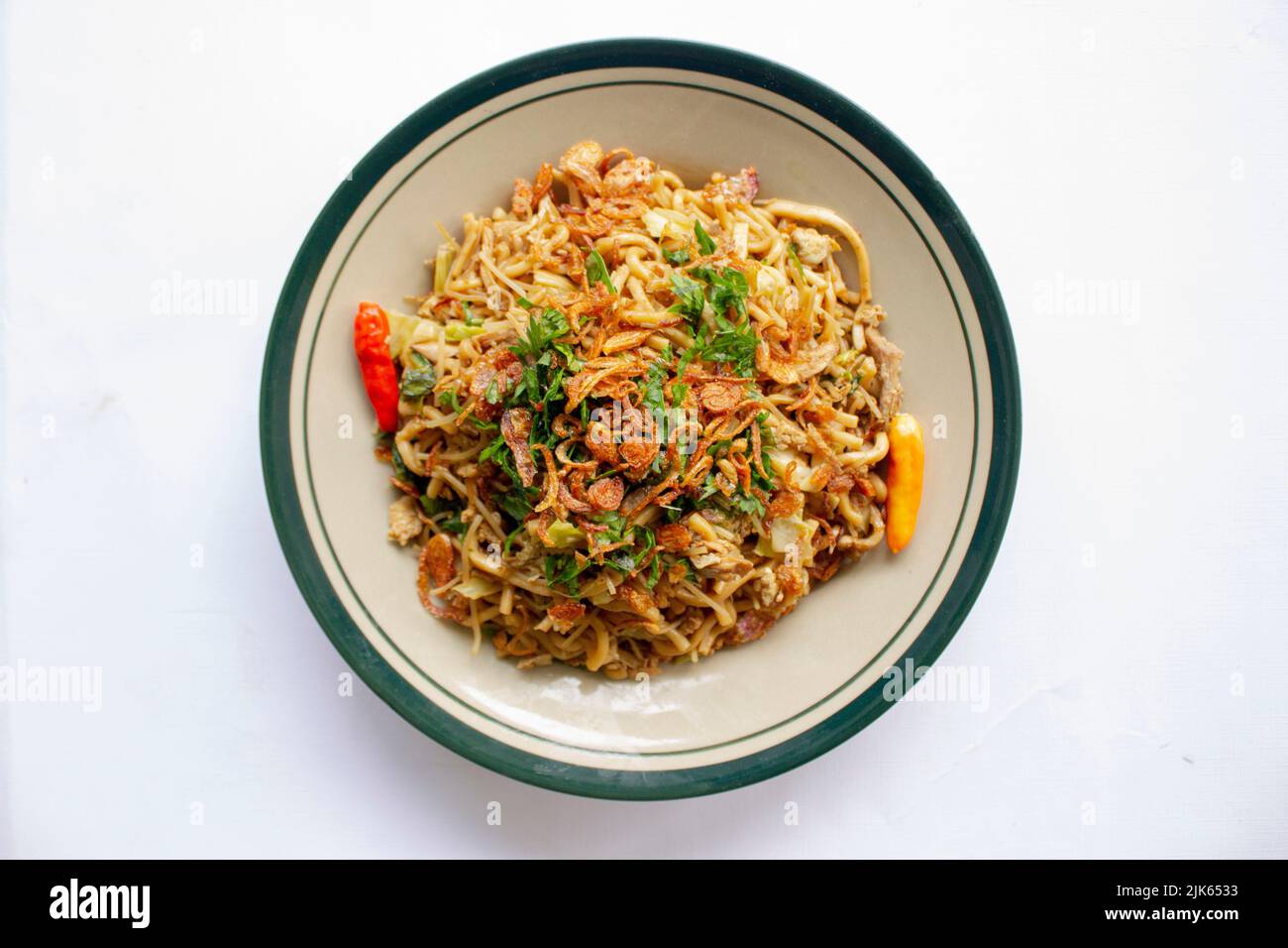 'Mie Goreng Jawa o bakmi jawa o spaghetti java con cucchiaio e forchetta. Cucina tradizionale indonesiana di strada tagliatelle dal centro di java o Yogyakarta, indoni Foto Stock