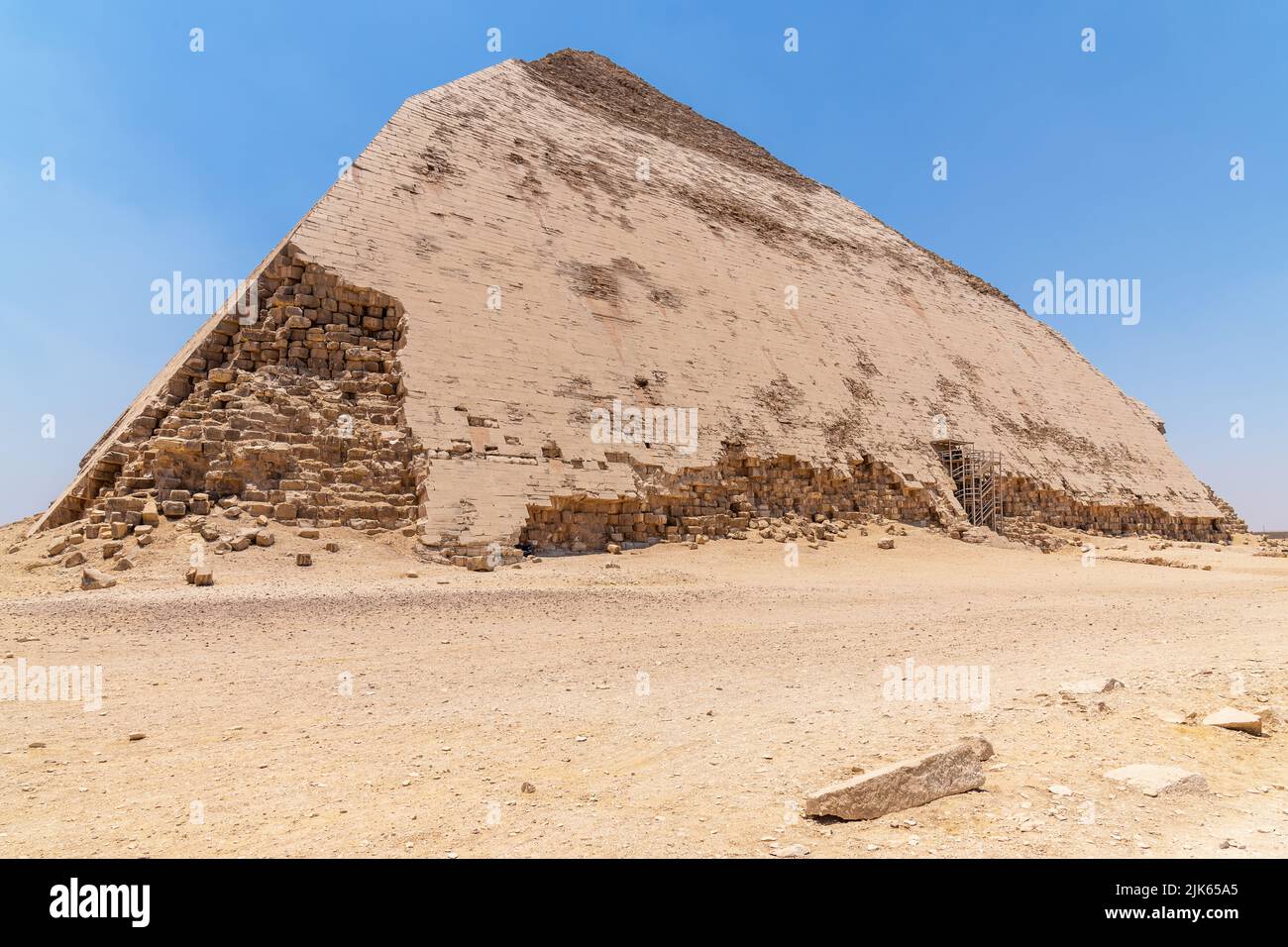 Saqqara, Egitto; 28 luglio 2022 - la piramide piegata di Sneferu, Dashur, Egitto. Foto Stock