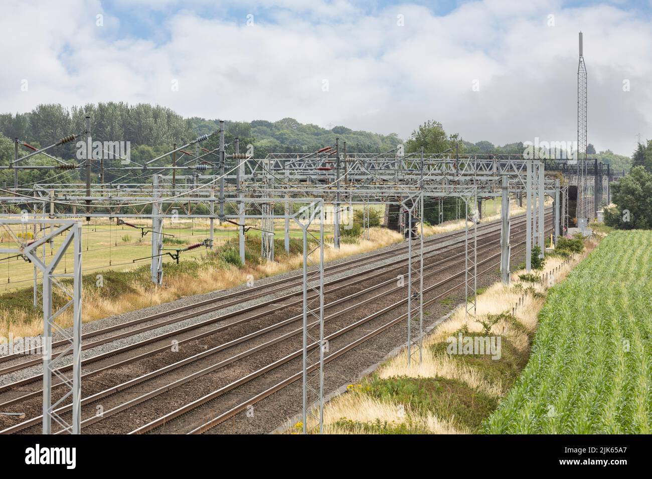 I cavi della trasmissione elettrica sospesa sopra una rotaia ferroviaria Foto Stock