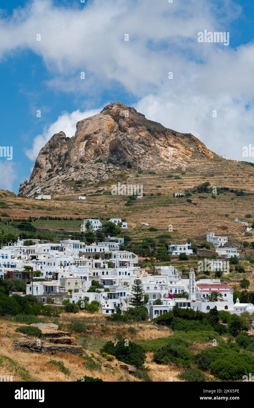 Exomburg (Xomburgo) collina rocciosa nel centro dell'isola di Tinos con villaggio tradizionale sottostante Foto Stock