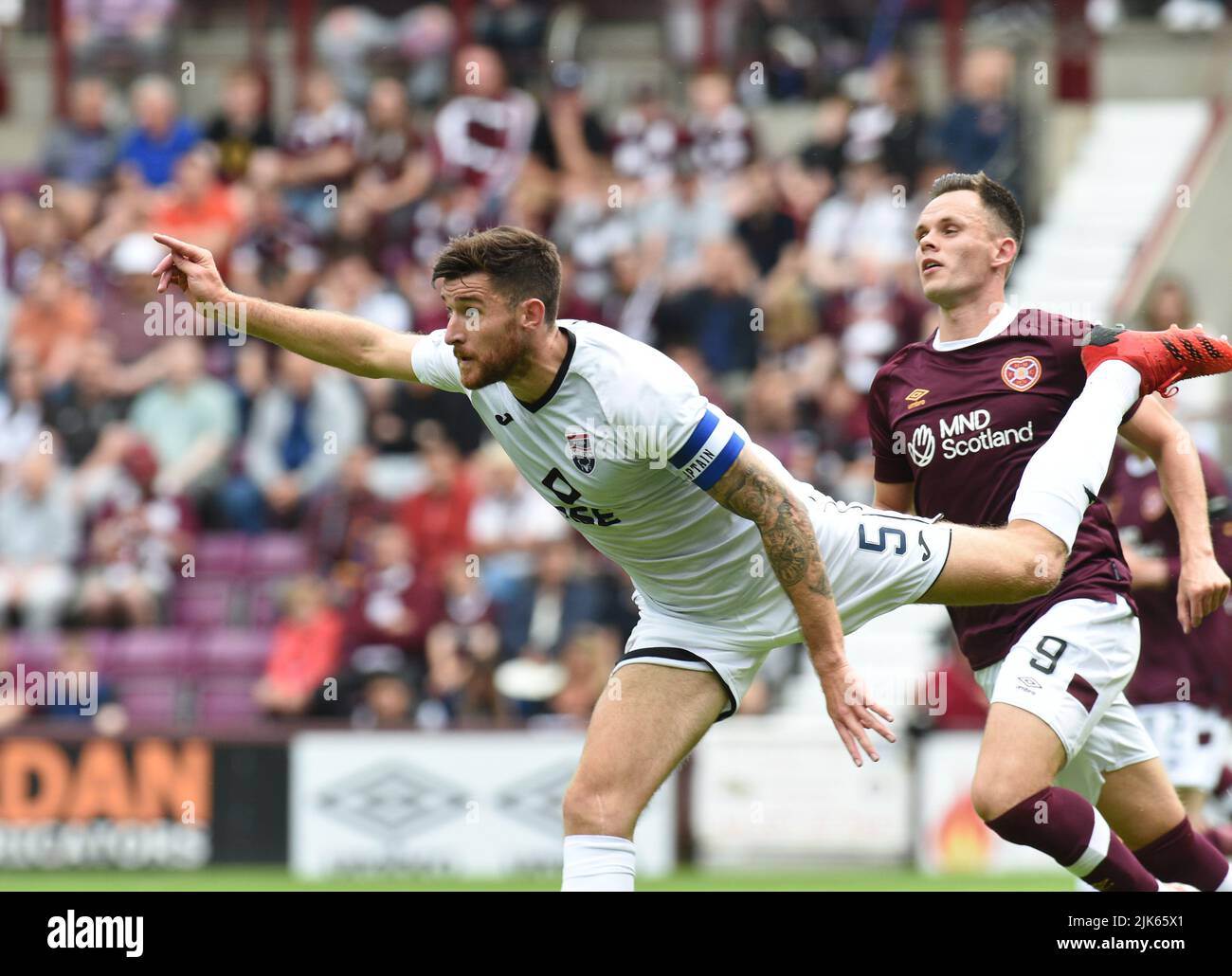 Tynecastle Park, Edinburgh.Scotland UK.30.July 22 Hearts vs Ross County Cinch Scottish Premier Match . Ross County Jack Baldwin libera da Hearts' Lawrence Shankland Credit: eric mccowat/Alamy Live News Foto Stock