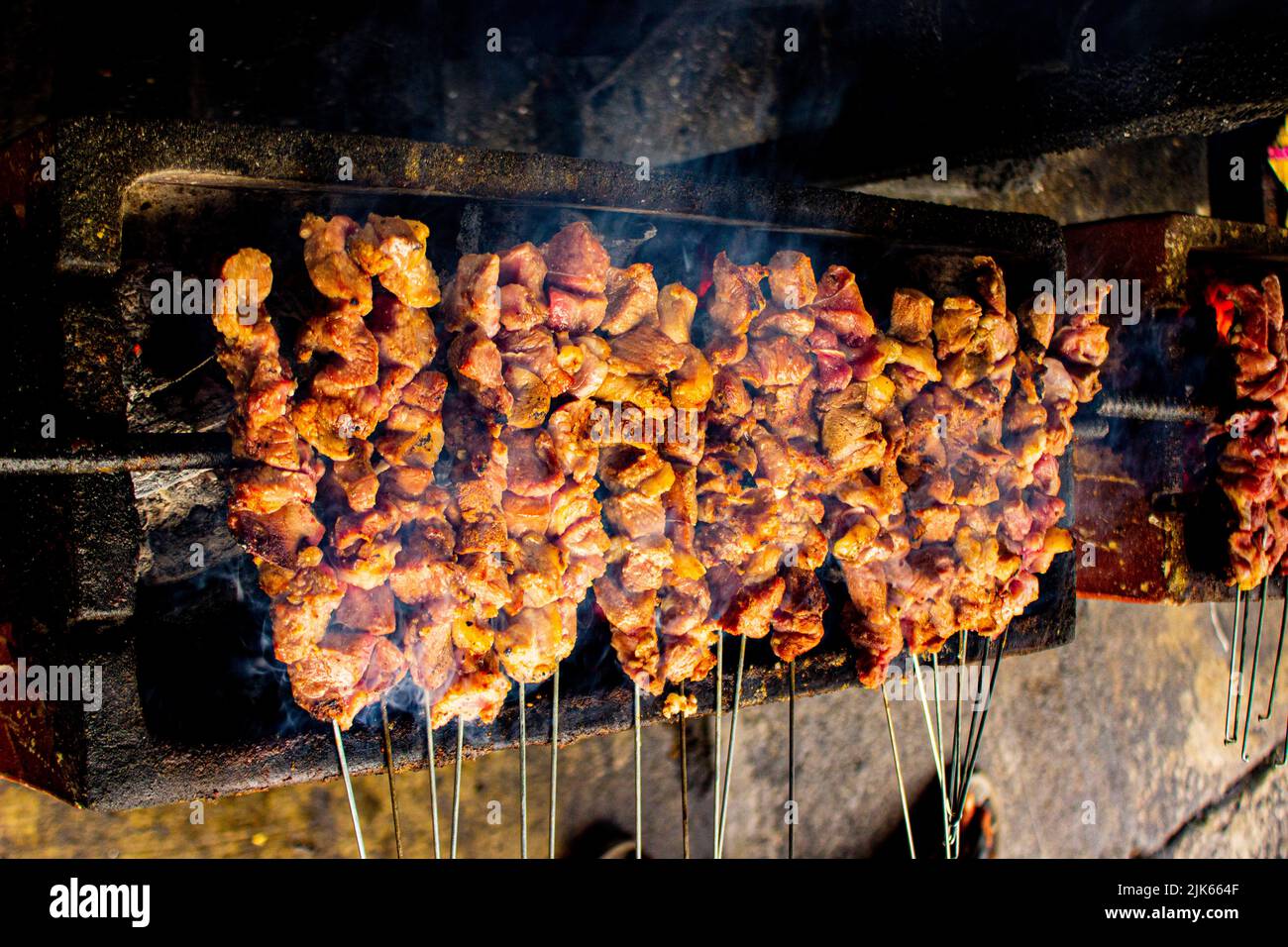 sate klatak o sate kambing o satay capra, agnello, agnello o satay di capra di carne con l'ingrediente di carbone su cottura al fuoco rosso dalla gente, Indonesia che cucina sa Foto Stock