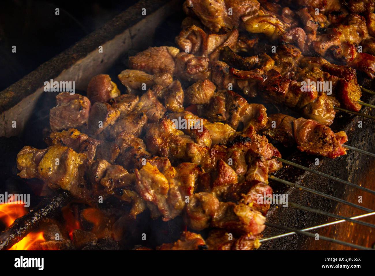 sate klatak o sate kambing o satay capra, agnello, agnello o satay di capra di carne con l'ingrediente di carbone su cottura al fuoco rosso dalla gente, Indonesia che cucina sa Foto Stock