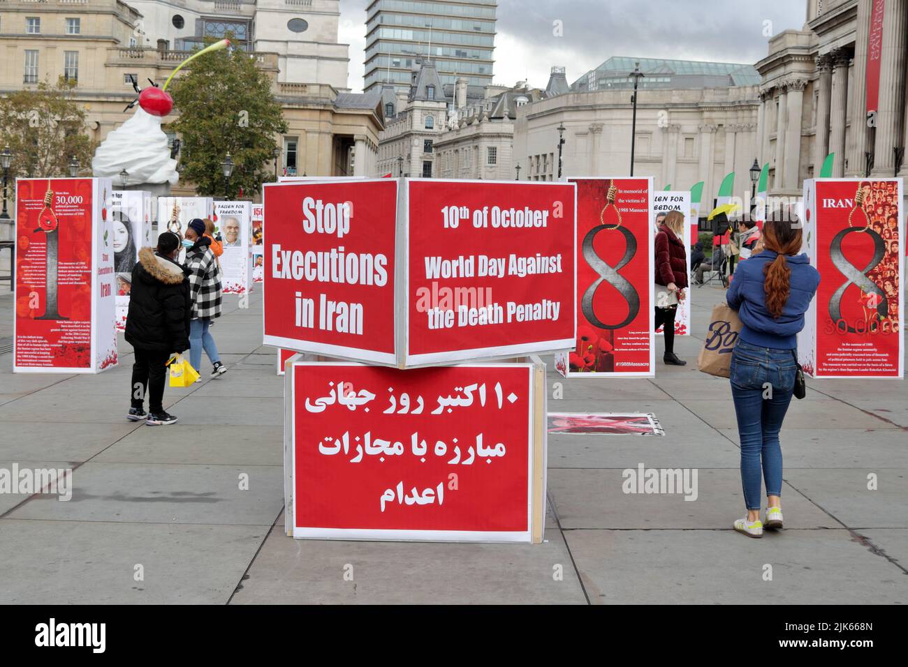 Londra, Regno Unito - 10 ottobre 2020: Protesta contro la pena di morte e le esecuzioni in Iran durante la Giornata Mondiale contro la pena di morte in piazza Trafalgar Foto Stock