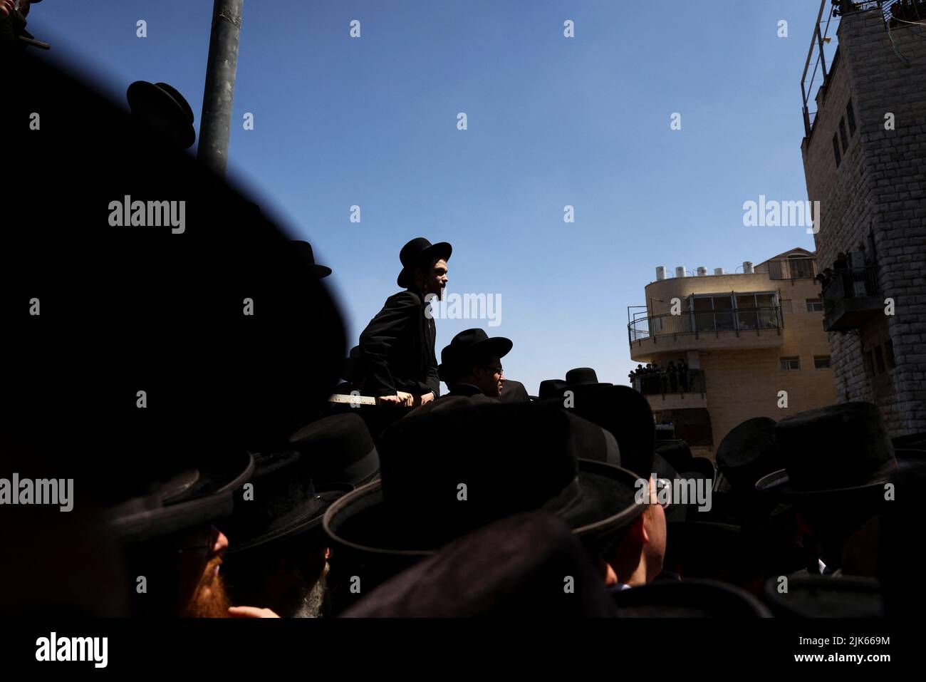 Uomini ebrei Ultra ortodossi partecipano al funerale del leader spirituale Rabbi Yitzchok Tuvia Weiss a Gerusalemme il 31 luglio 2022. REUTERS/Ronen Zvulun Foto Stock