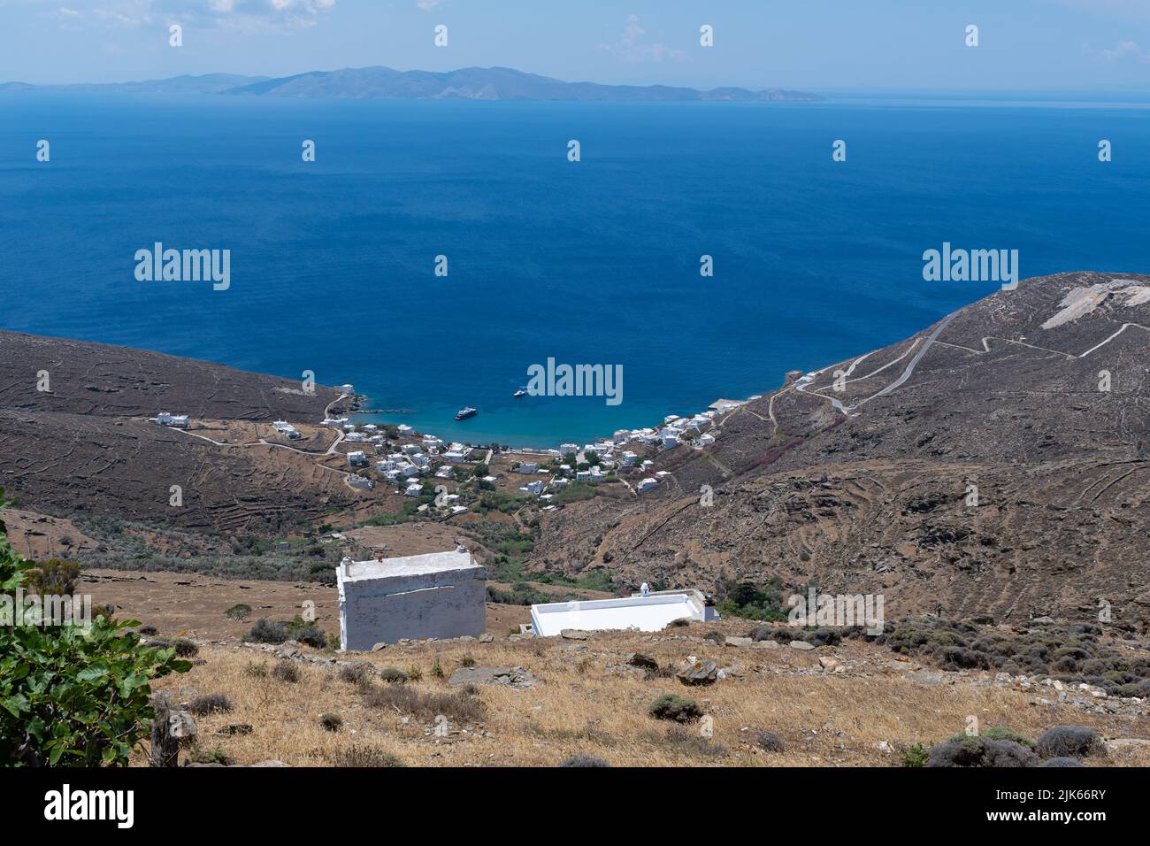 Vista della baia di Kardiani con Syros sullo sfondo, dal villaggio, isola di Tinos, Grecia Foto Stock