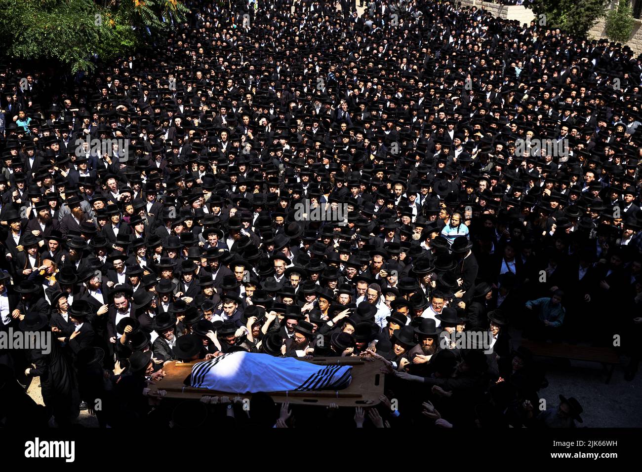 Gli uomini ebrei Ultra ortodossi portano il corpo del leader spirituale Rabbi Yitzchok Tuvia Weiss mentre frequentano il suo funerale a Gerusalemme il 31 luglio 2022. REUTERS/Ronen Zvulun Foto Stock