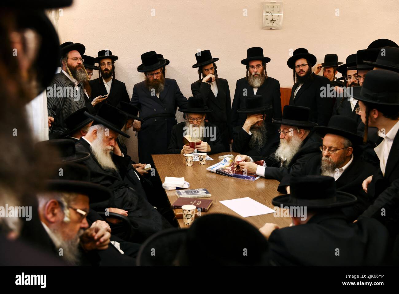 Gli ebrei ultraortodossi pregano per partecipare al funerale del leader spirituale Rabbi Yitzchok Tuvia Weiss a Gerusalemme il 31 luglio 2022. REUTERS/Ronen Zvulun Foto Stock
