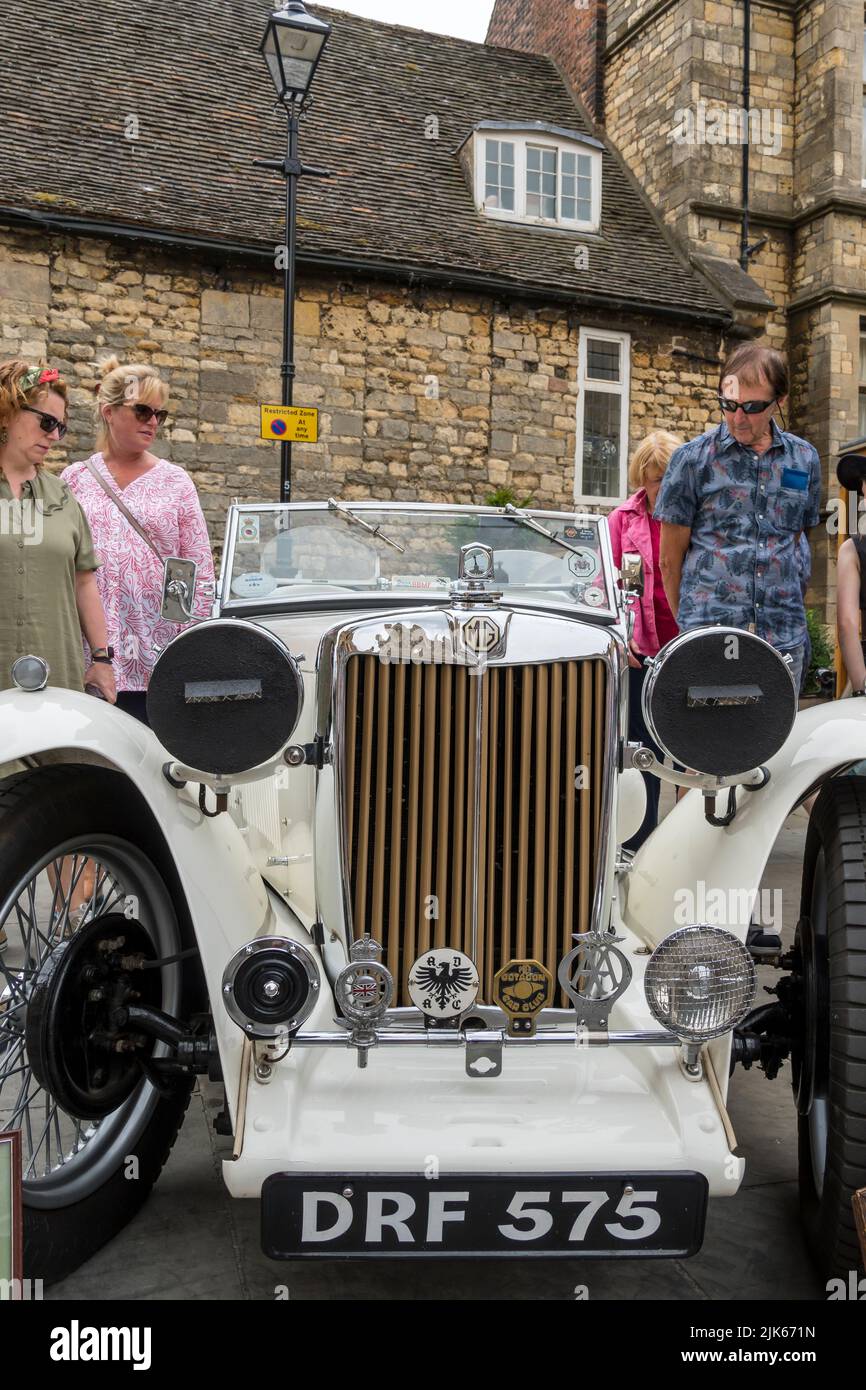 1936 MG TA Open top auto sportive in mostra al fine settimana di Lincoln 1940, Lincoln Cathedral Quarter, 23rd luglio 2022 Foto Stock