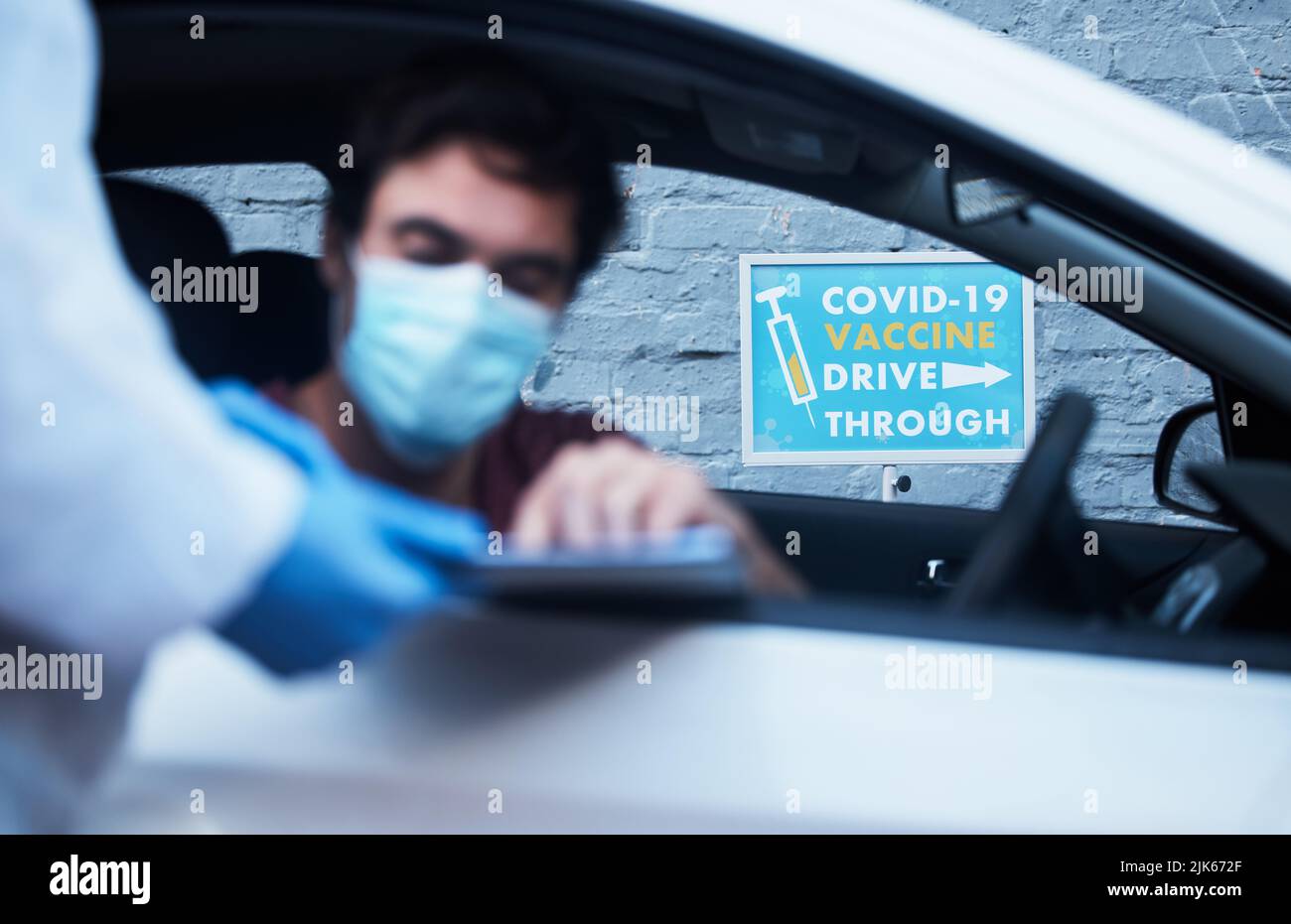 Tutte le sue informazioni sono corrette. Un medico che registra le informazioni di un paziente per una vaccinazione di guida. Foto Stock