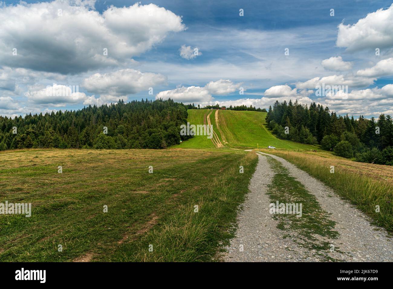 Kykula - collina più alta di Jablunkovske medzihorie montagne sulla slovakian - confini lucidici durante la bella giornata estiva Foto Stock