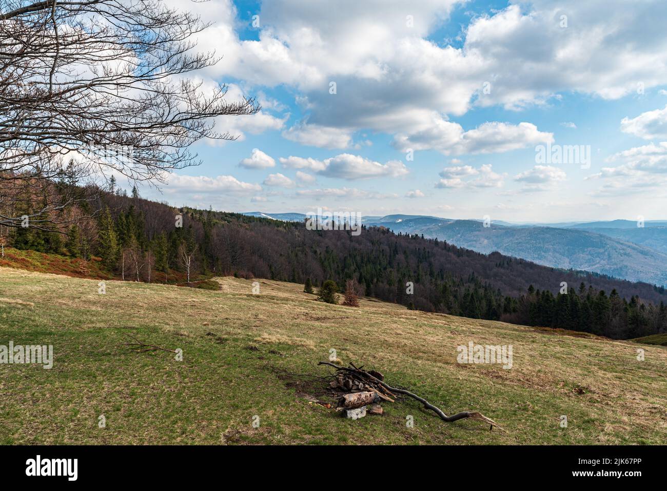 Vista dalla collina di Blatnia sulle montagne di Beskid Slaski in Polonia durante la prima giornata di primavera con cielo blu e nuvole Foto Stock