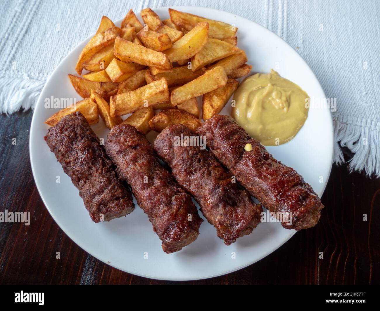 piatti rumeni tradizionali meatrolls o mici e fie francesi Foto Stock