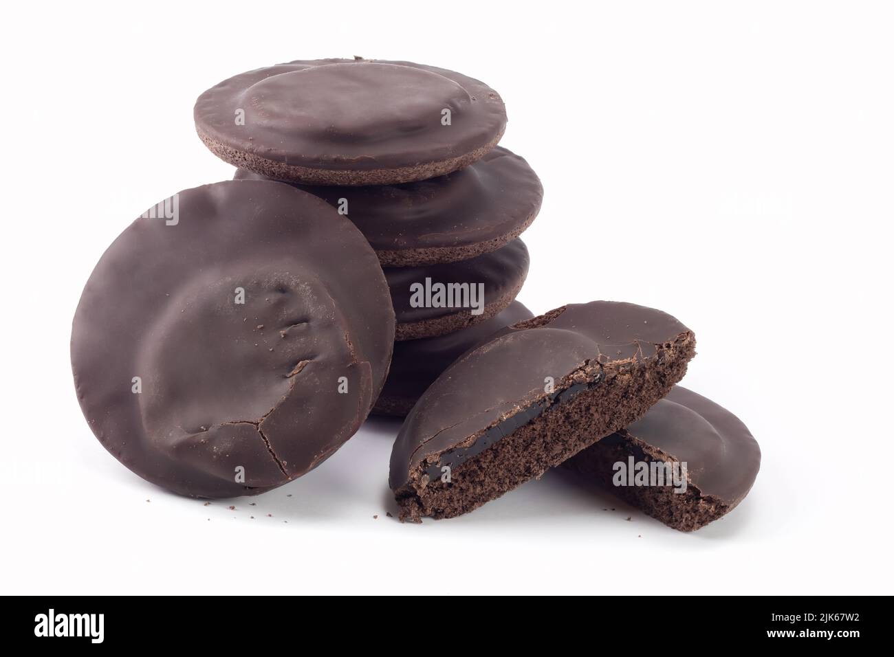 Biscotti al cioccolato con gelatina isolata su sfondo luminoso. Vista ravvicinata. Foto Stock