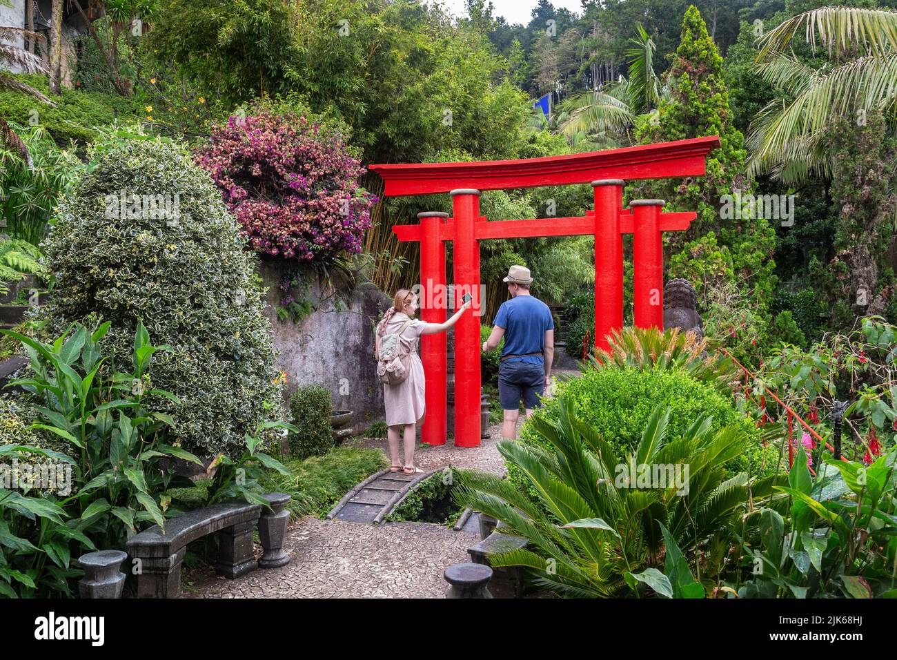 FUNCHAL, PORTOGALLO - 24 AGOSTO 2021: Persone non identificate passeggiano vicino alle porte del Giardino Sud Orientale nel Parco tropicale di Monte. Foto Stock