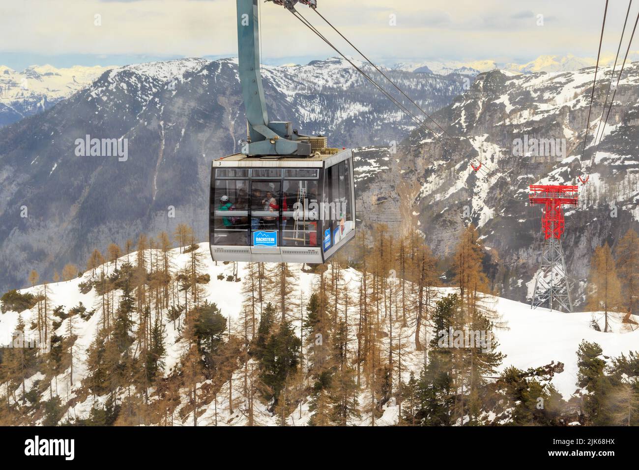 DACHSTEIN, AUSTRIA - 18 MAGGIO 2019: Questa è una salita al monte Dachstein utilizzando la funivia di Dachstein. Foto Stock