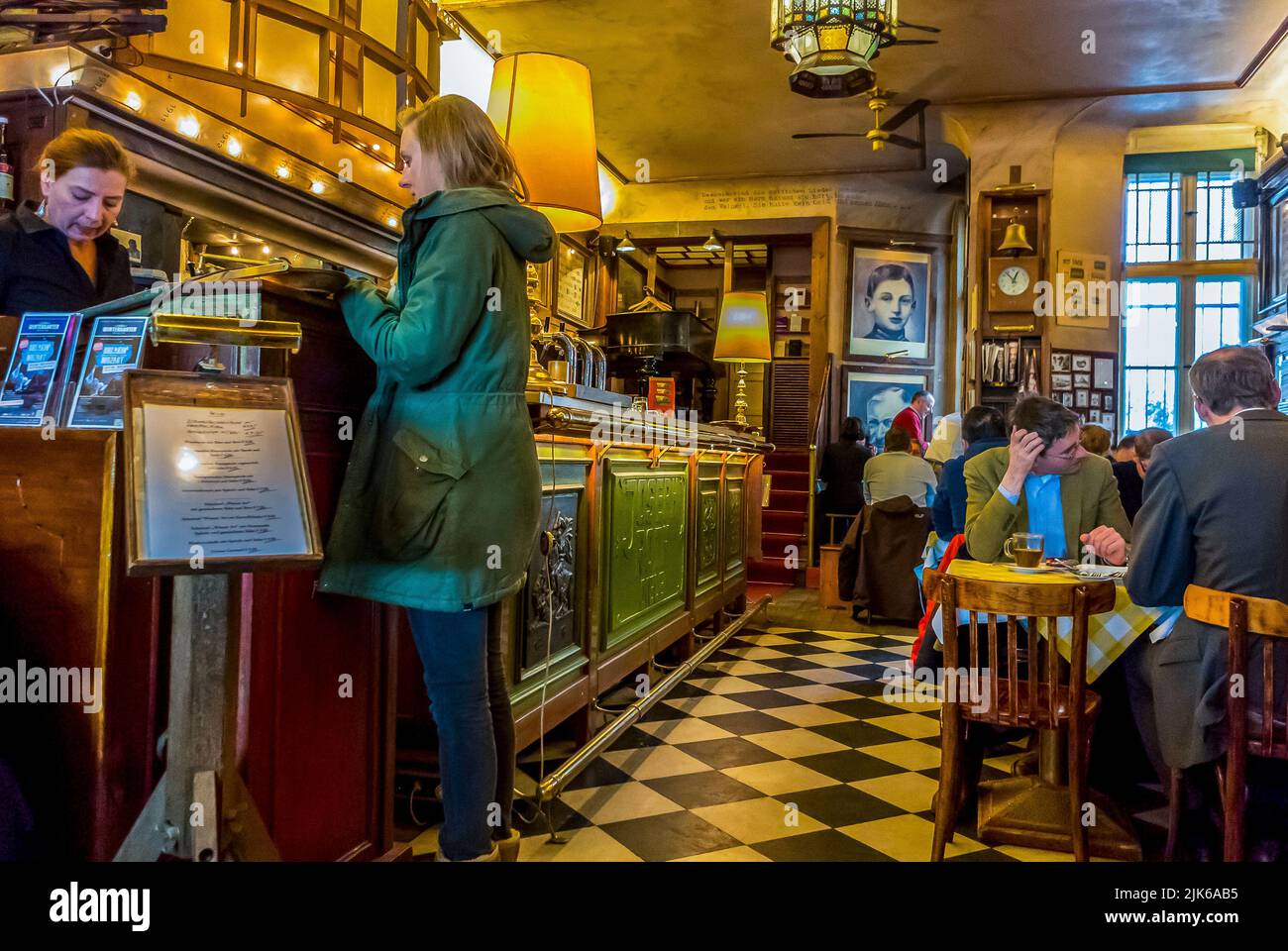 Berlino, Germania, donna che paga al banco, interno, ristorante bistrot con cucina tradizionale tedesca, "Joseph Roth Diele", interno del vecchio ristorante Foto Stock