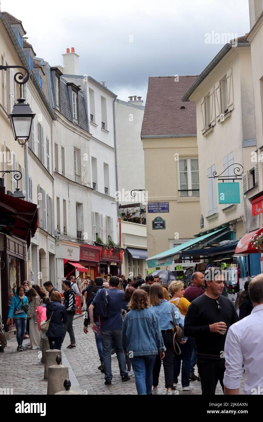 PARIGI / FRANCIA - 10 giugno 2019: Vista su Rue Norvins di Montmartre a Parigi, Francia Foto Stock