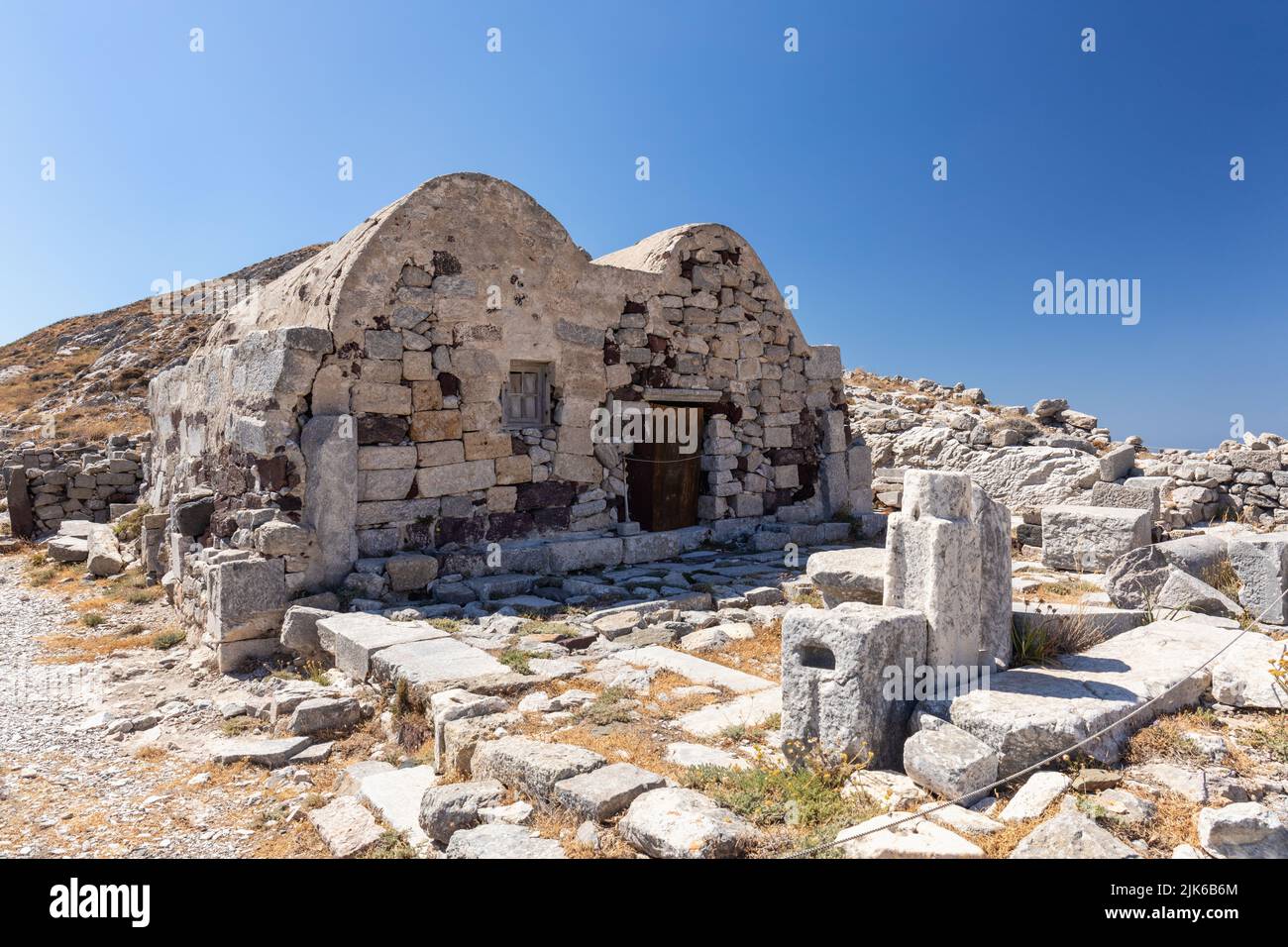 Chiesa di Agios Stefanos (Santo Stefano) nel sito archeologico dell'antica Thera a Santorini, isole Cicladi, Grecia, Europa Foto Stock