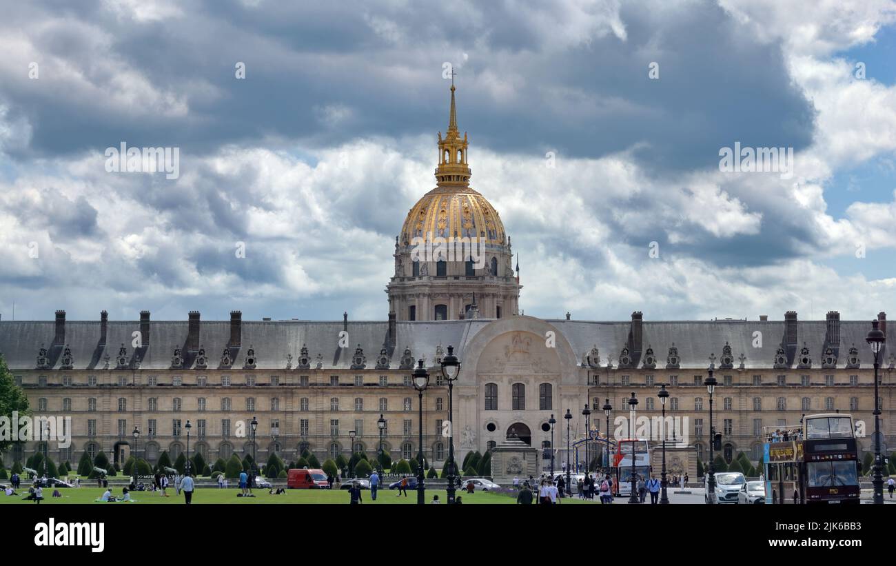 Parigi, Francia - 15 giugno 2019: Vista sull'esterno di Les Invalides con cupola dorata Foto Stock