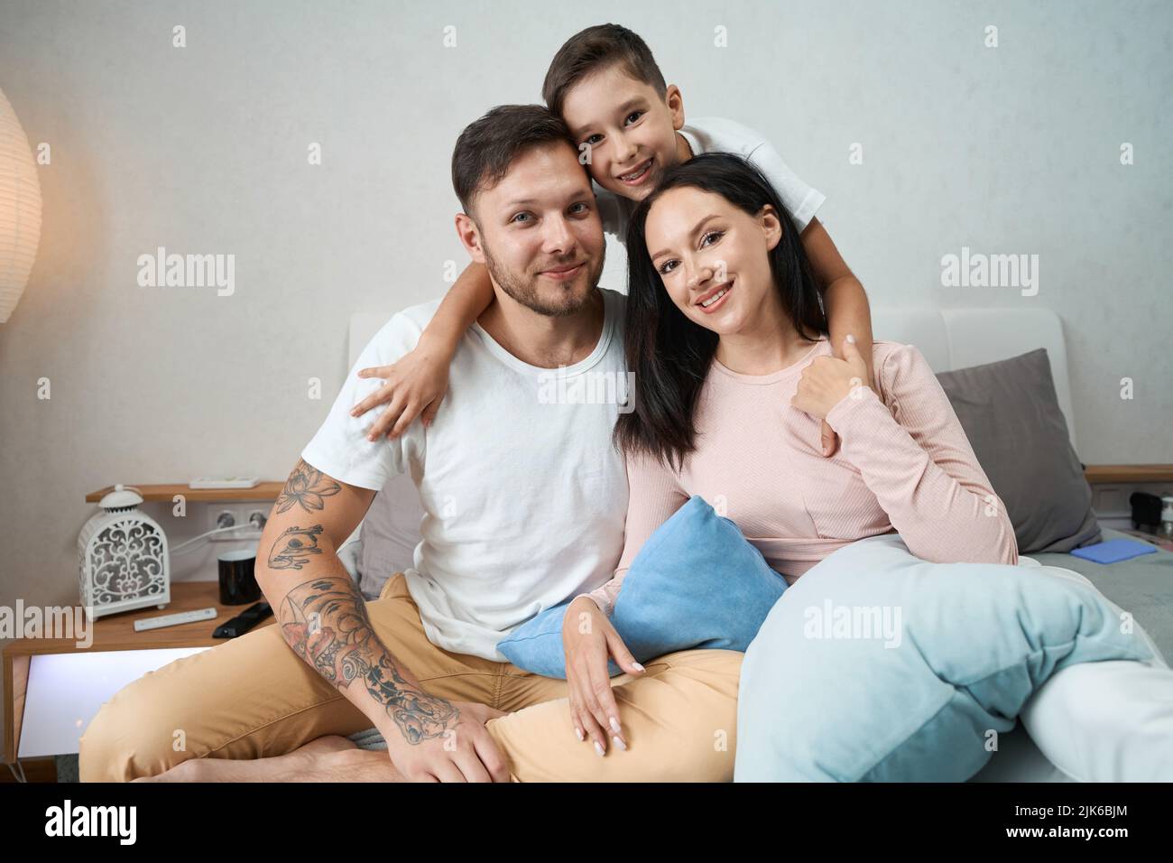 Bella sessione di foto in famiglia in un ambiente tranquillo casa Foto Stock