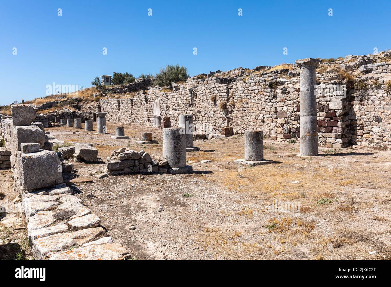 Colonne di Sone nel sito archeologico di Thera antica a Santorini, isole Cicladi, Grecia, Europa Foto Stock