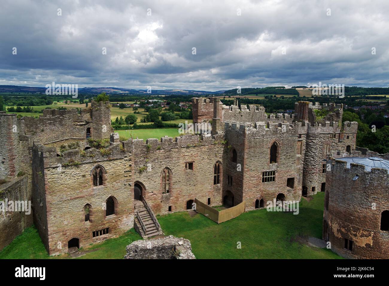 Il Castello di Ludlow è una fortificazione medievale nella città di Ludlow, nello Shropshire. Probabilmente fu fondata da Walter de Lacy intorno al 1075. Foto Stock