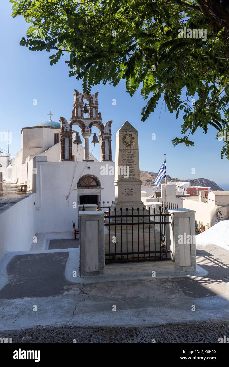 Monumento commemorativo alla Chiesa di Aghios Nikolaos (San Nicola) nel villaggio di Pyrgos, Santorini, Isole Cicladi, Grecia, Europa Foto Stock