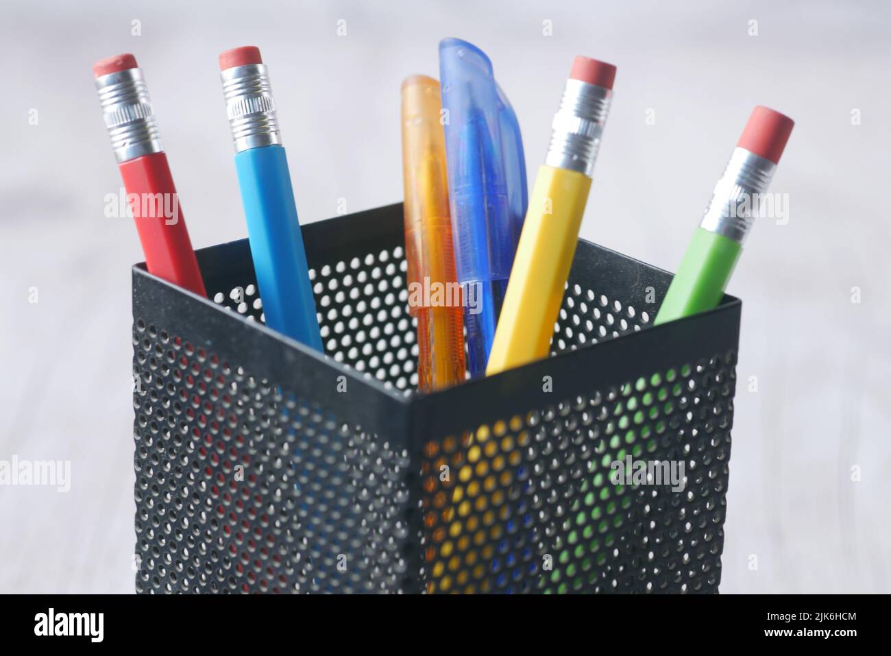 Gruppo di matite colorate sulla tabella con spazio di copia. Foto Stock
