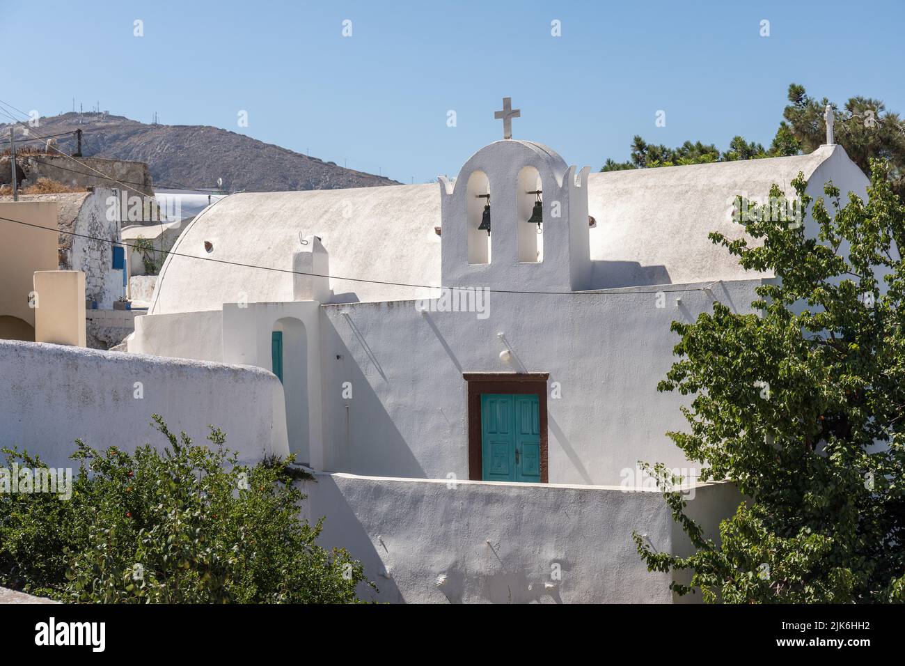 Piccola chiesa bianca con 2 campane nel villaggio di Pyrgos, Santorini, isole Cicladi, Grecia, Europa Foto Stock