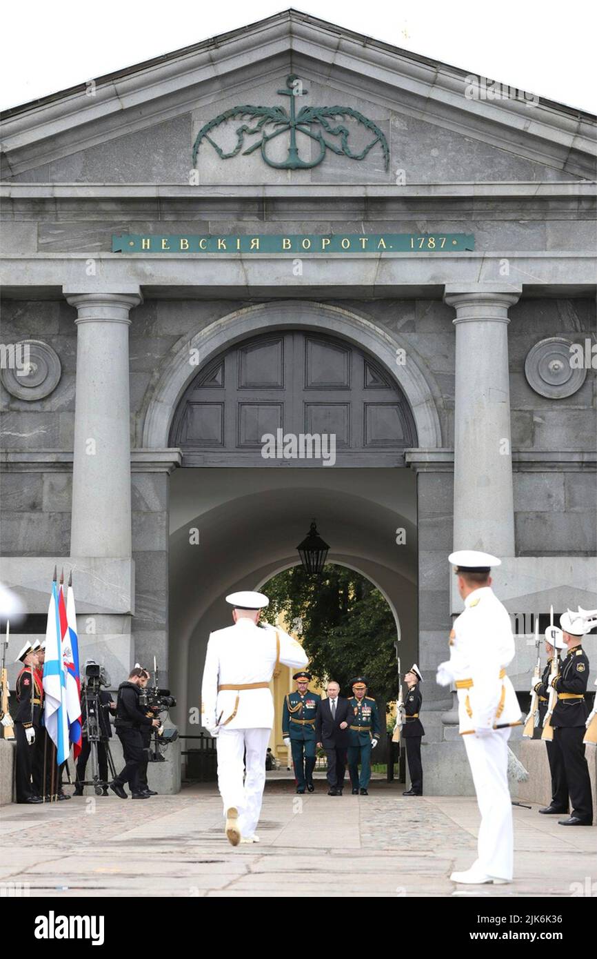 San Petersburgh, Russia. 31st luglio 2022. Il presidente russo Vladimir Putin, centro, e il ministro della Difesa Sergei Shoigu, a destra, escono dal museo di storia statale di San Pietroburgo nella Fortezza di Pietro e Paolo, 31 luglio, a San Pietroburgo, Russia. Credit: Mikhail Klimentyev/Kremlin Pool/Alamy Live News Foto Stock