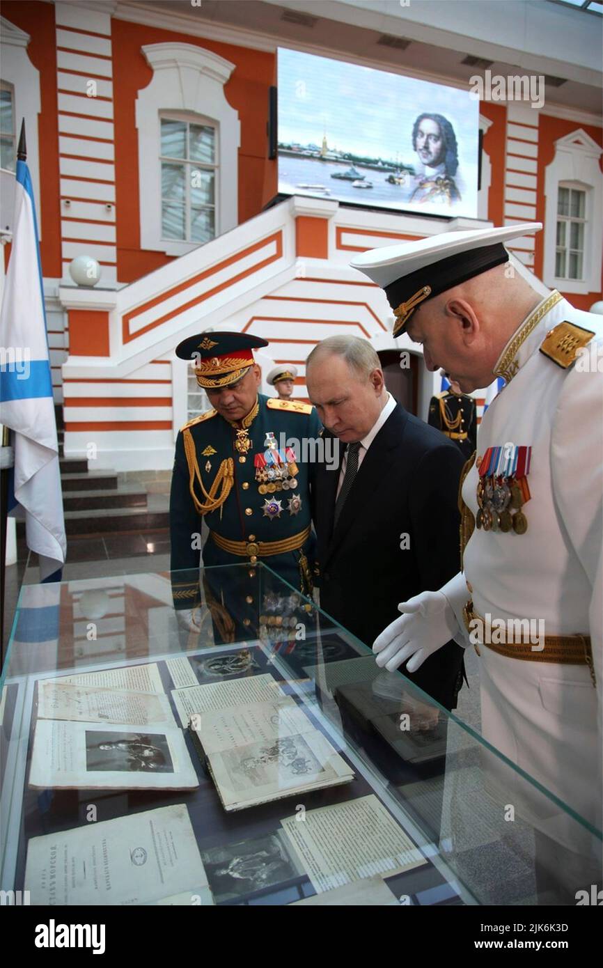 San Petersburgh, Russia. 31st luglio 2022. Il presidente russo Vladimir Putin, centro, vede una mostra navale accanto al ministro della Difesa Sergei Shoigu, a sinistra, e l'ammiraglio Nikolai Yevmenov, comandante in capo della Marina russa, al museo di storia statale di San Pietroburgo nella Fortezza di Pietro e Paolo, il 31 luglio, a San Pietroburgo, Russia. Credit: Mikhail Klimentyev/Kremlin Pool/Alamy Live News Foto Stock
