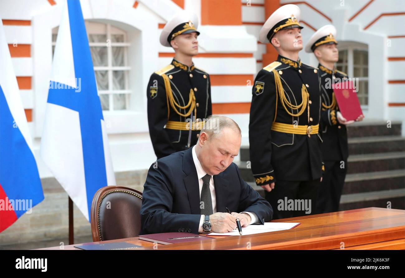 San Petersburgh, Russia. 31st luglio 2022. Il presidente russo Vladimir Putin, firma un decreto sulla Dottrina Navale e la carta delle navi della Marina russa, durante una cerimonia che segna la Giornata della Marina al Museo di Storia dello Stato di San Pietroburgo nella Fortezza di Pietro e Paolo, il 31 luglio, a San Pietroburgo, Russia. Credit: Mikhail Klimentyev/Kremlin Pool/Alamy Live News Foto Stock