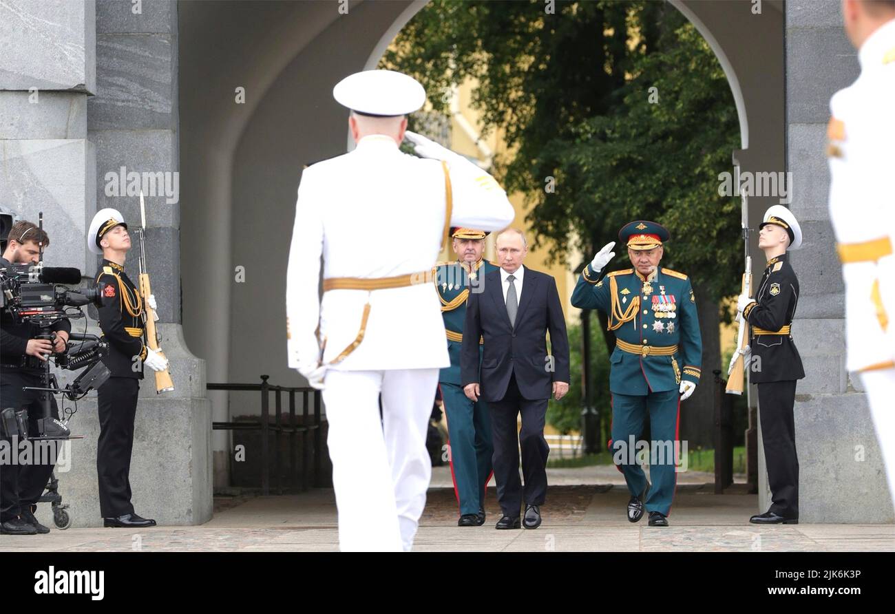 San Petersburgh, Russia. 31st luglio 2022. Il presidente russo Vladimir Putin, centro, e il ministro della Difesa Sergei Shoigu, a destra, escono dal museo di storia statale di San Pietroburgo nella Fortezza di Pietro e Paolo, 31 luglio, a San Pietroburgo, Russia. Credit: Mikhail Klimentyev/Kremlin Pool/Alamy Live News Foto Stock