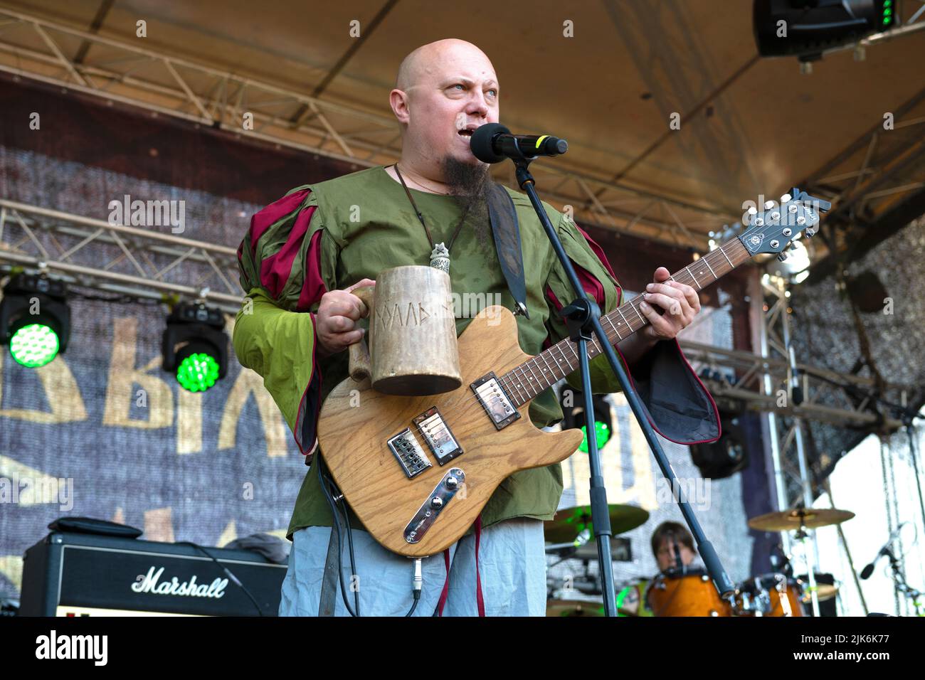 TVER REGION, RUSSIA - 23 LUGLIO 2022: Leader e cantante, fondatore della band folk rock 'Troll gmet el' Konstantin Rumyantsev suona sulla storia Foto Stock