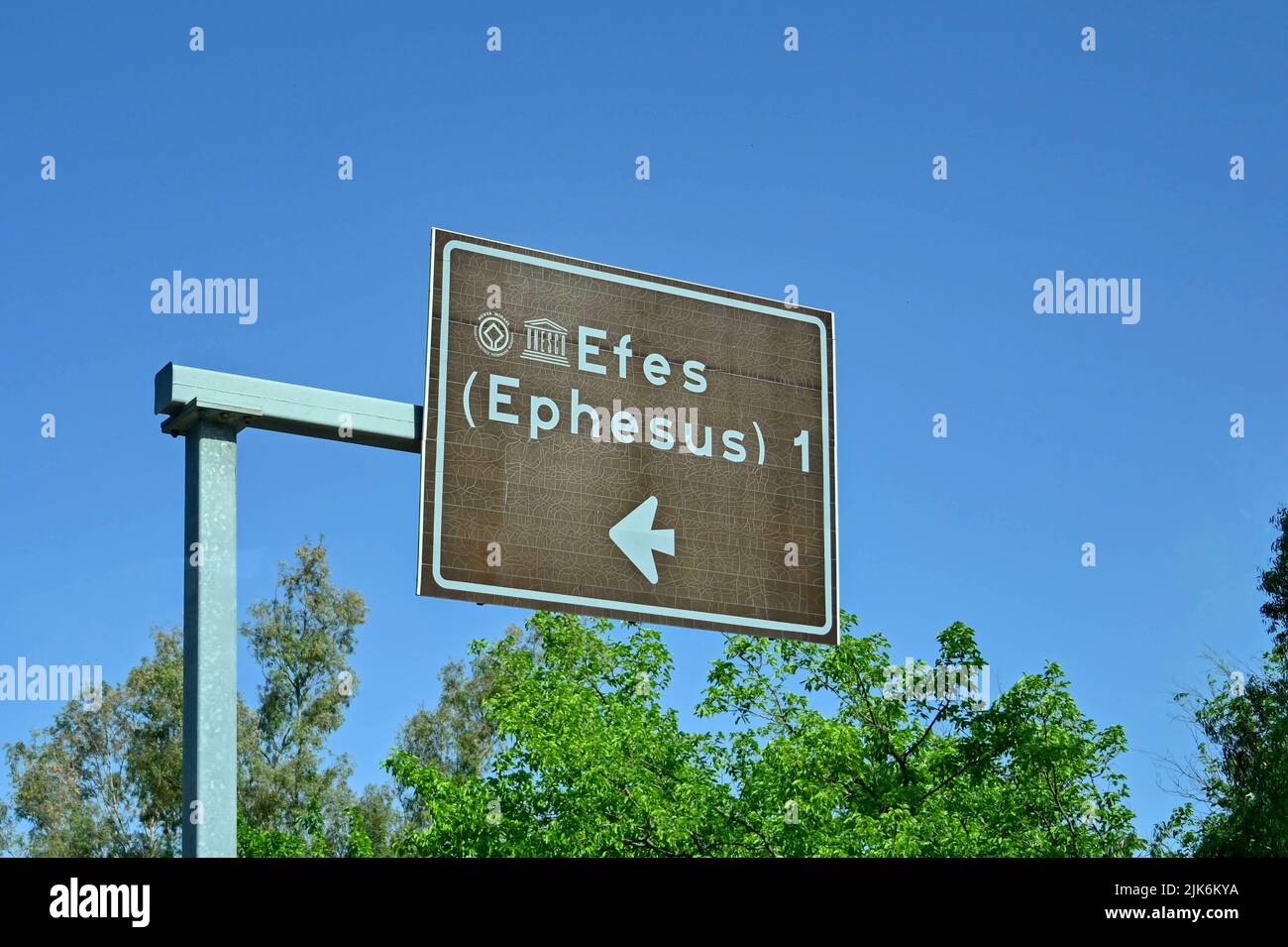Kusadasi, Turchia - Maggio 2022: Segno sopra la strada che mostra i visitatori di modo per la storica città rovinata dell'Impero Romano di Efeso Foto Stock
